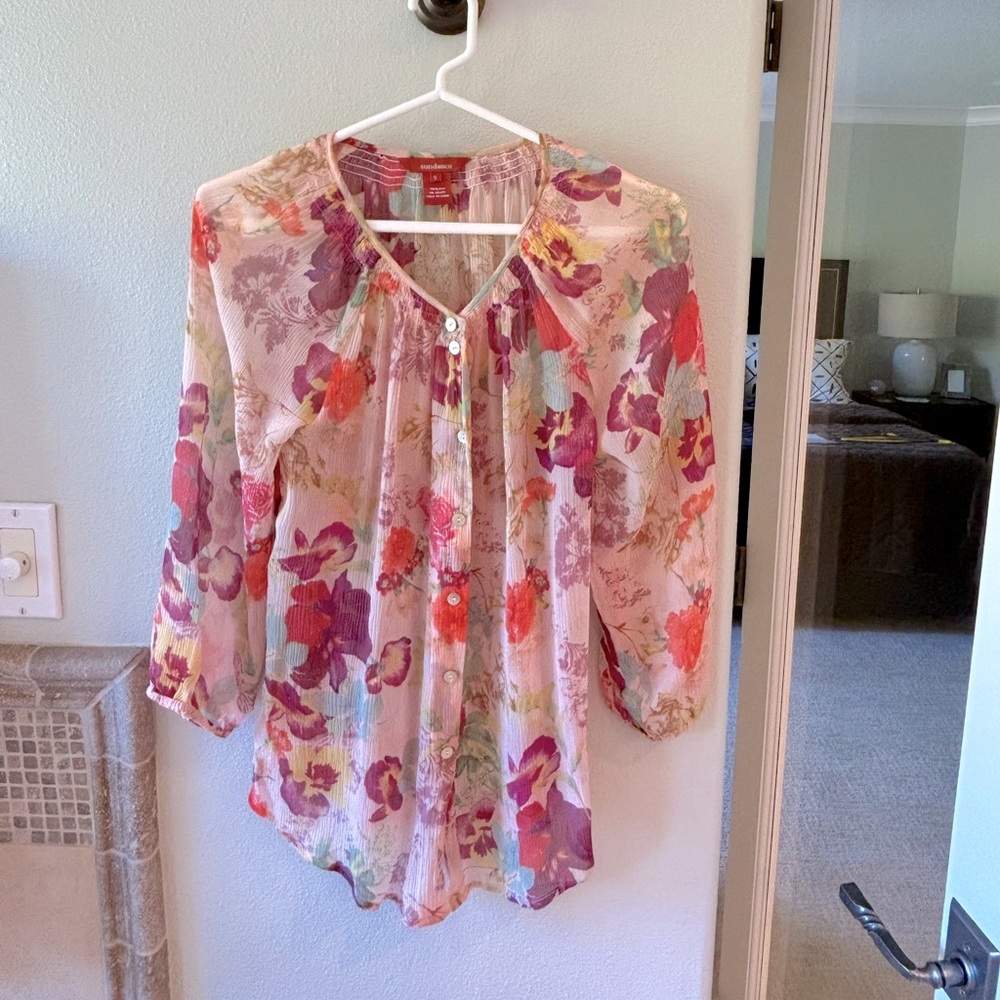 Sundance blouse beautiful colors and fabric. Size S runs big. Pinks corals sage.